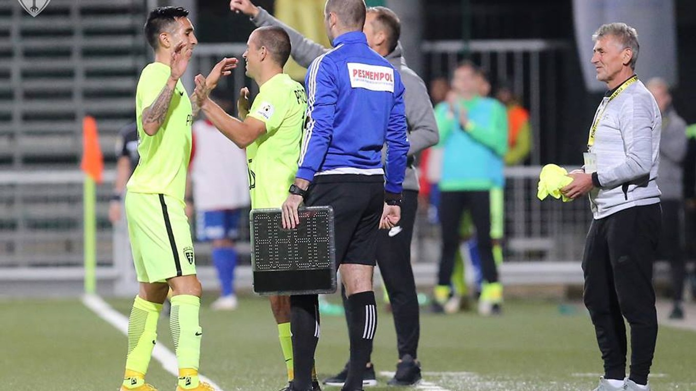 Moment zo zápasu Žiliny so Senicou. Viktor Pečovský strieda Ivana Diaza a nastupuje na svoj 405. zápas v najvyššej slovenskej súťaži.