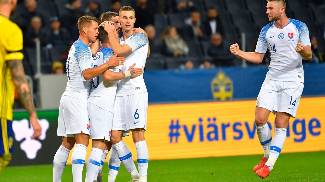 Slováci oslavujú vyrovnávajúci gól do siete Švédska.