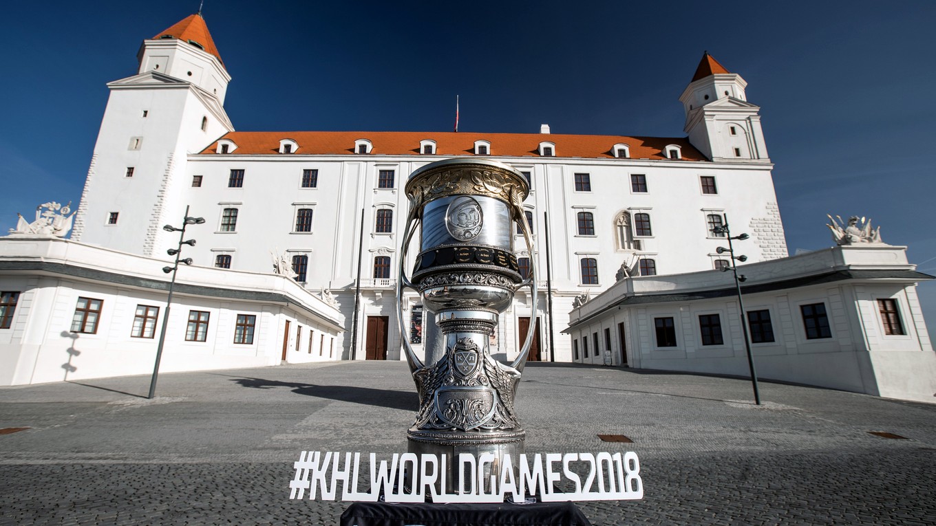 Slávny Gagarinov pohár - trofej pre víťaza Kontinentálnej hokejovej ligy pred vchodom do Bratislavského hradu.