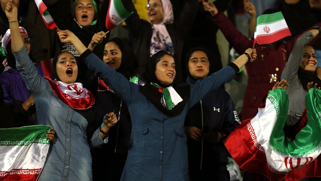 Iránske futbalové fanúšičky povzbudzujú počas prípravného zápasu Irán - Bolívia na štadióne Slobody v Teheráne.