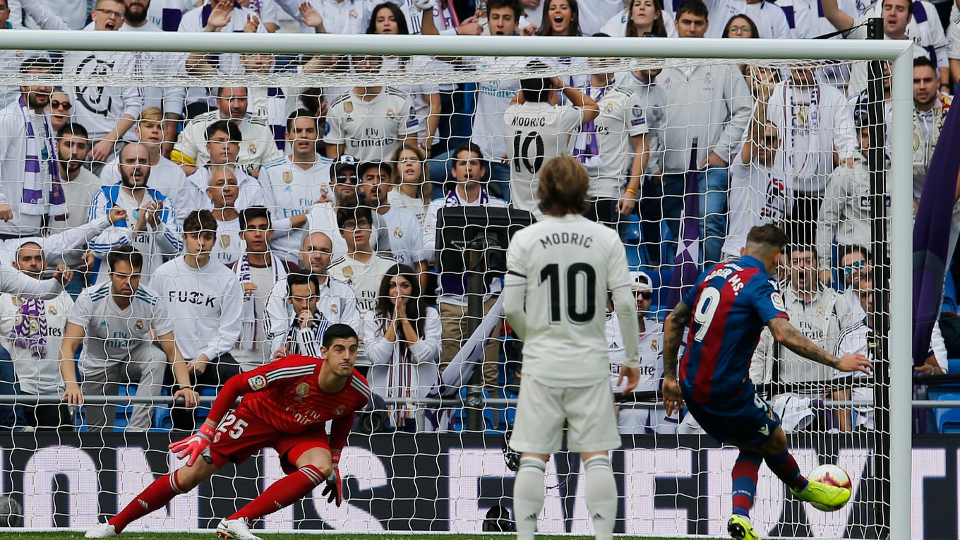 Roger Marti z Levante dáva gól Realu Madrid.