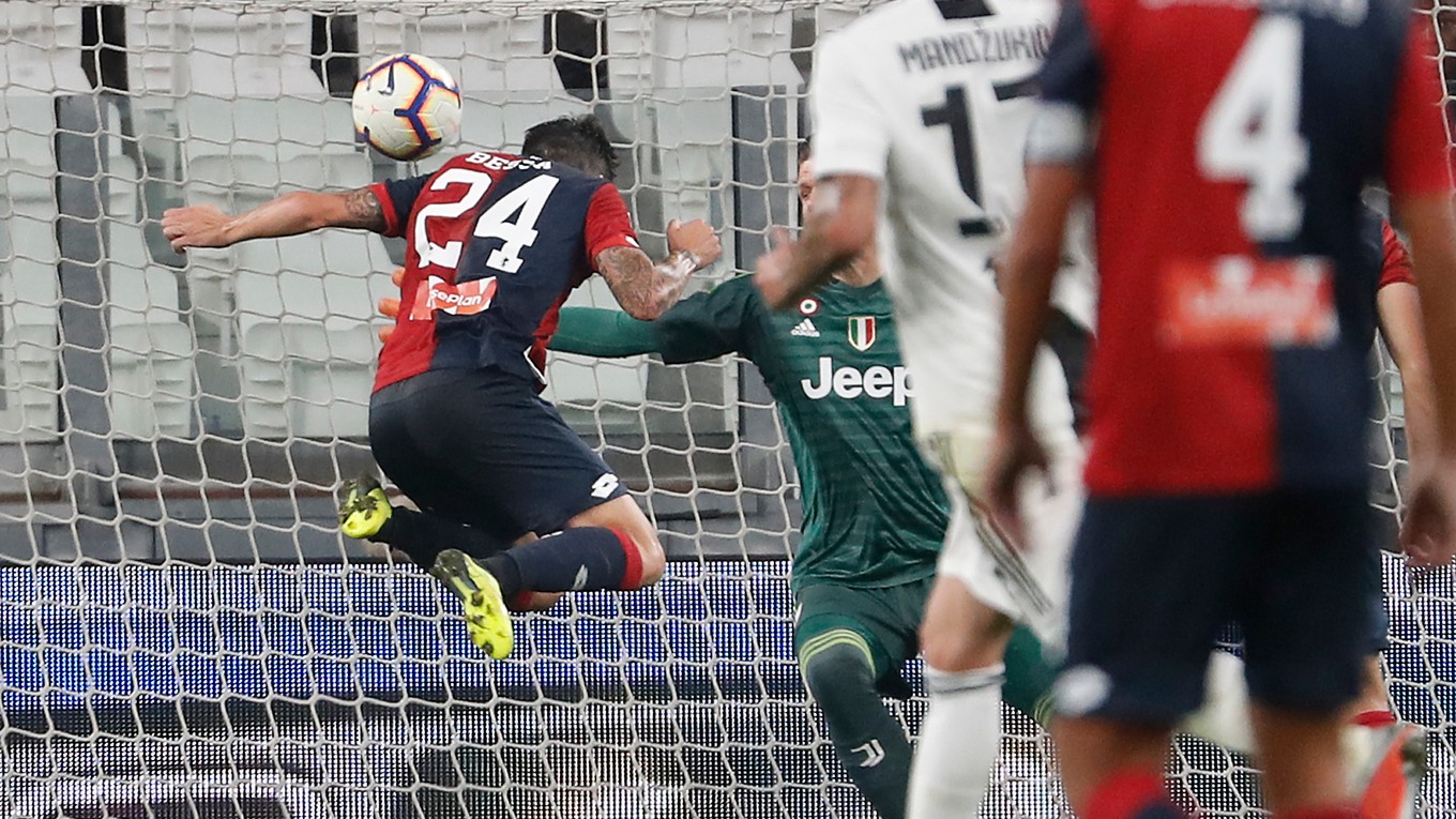 Daniel Bessa strieľa vyrovnávajúci gól do siete Juventusu.