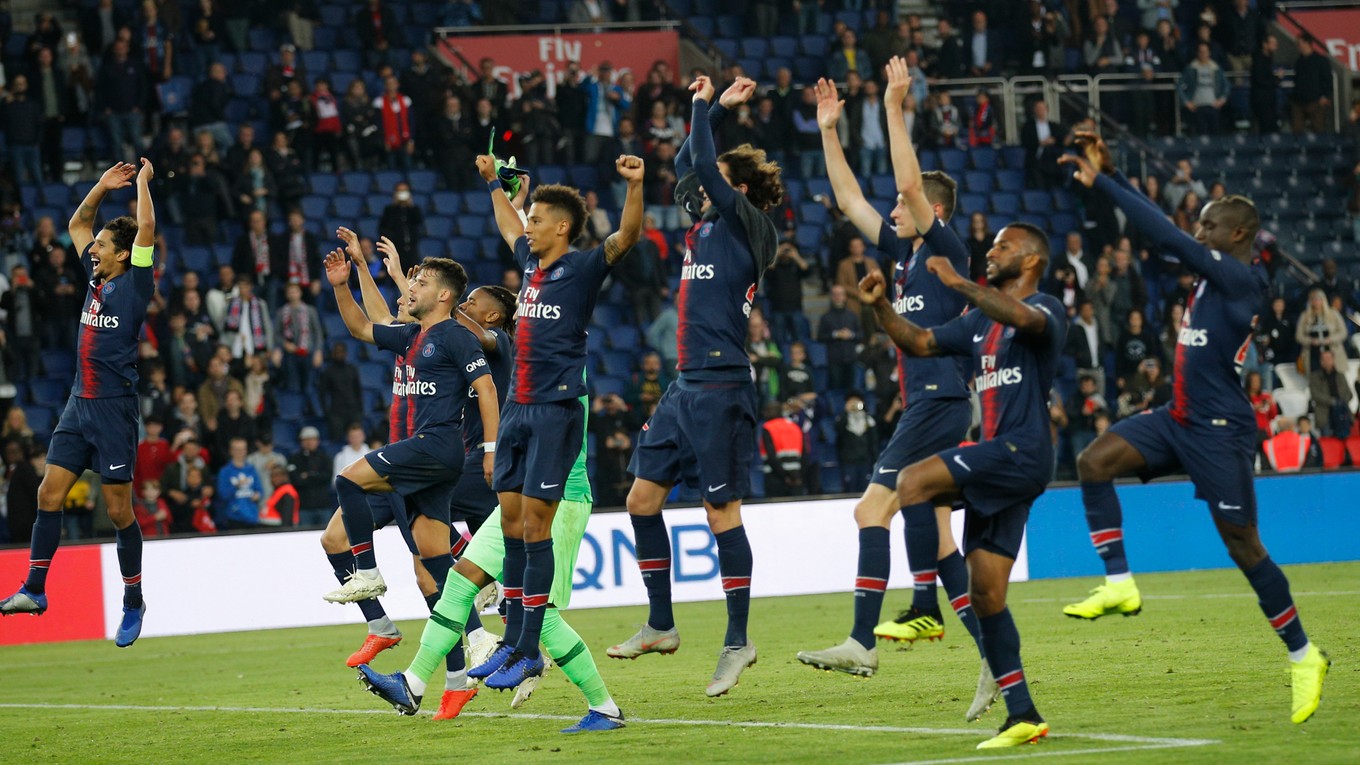 Futbalisti Paríža St. Germain oslavujú víťazstvo nad Amiens.