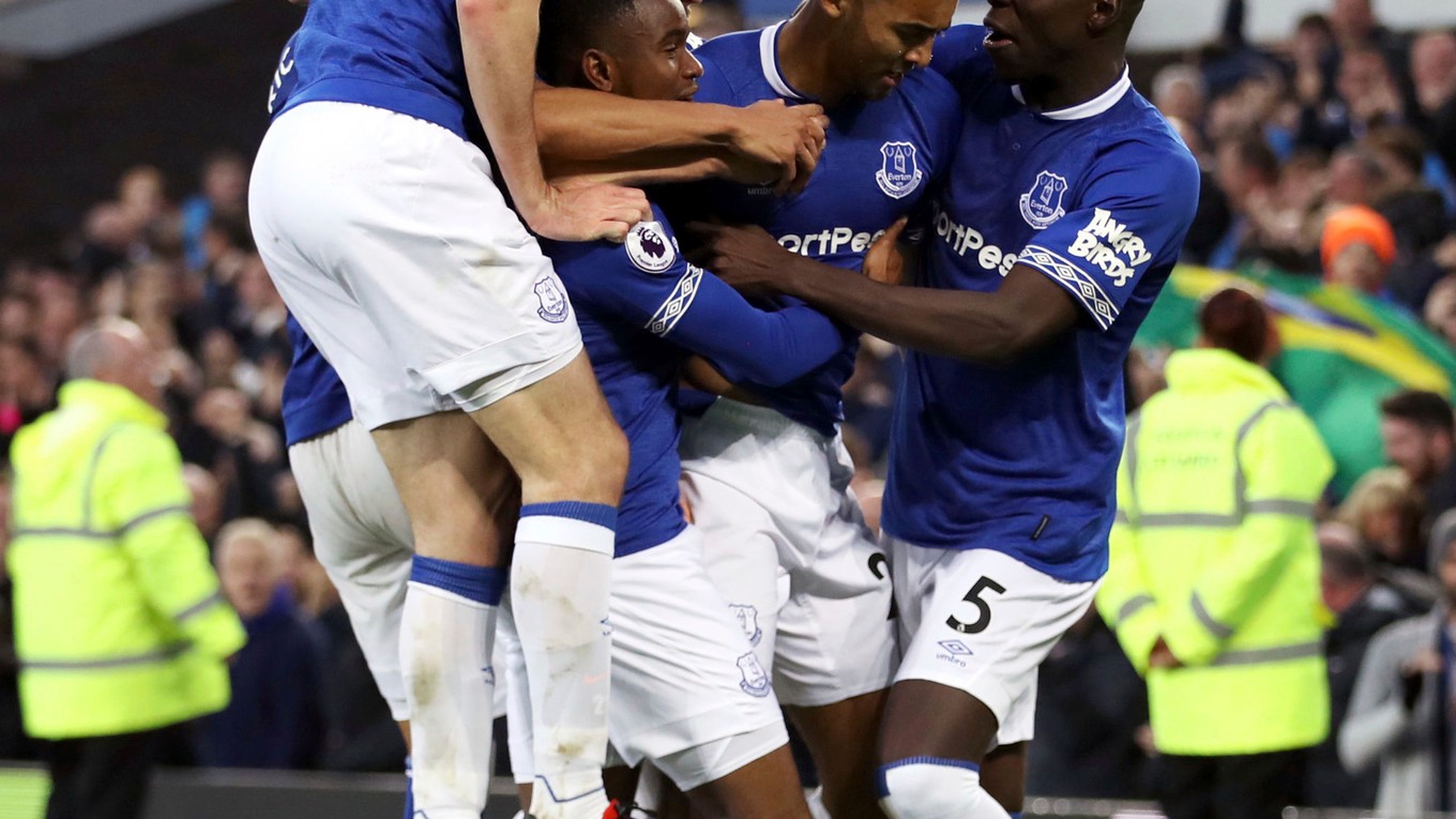 Everton oslavuje triumf.