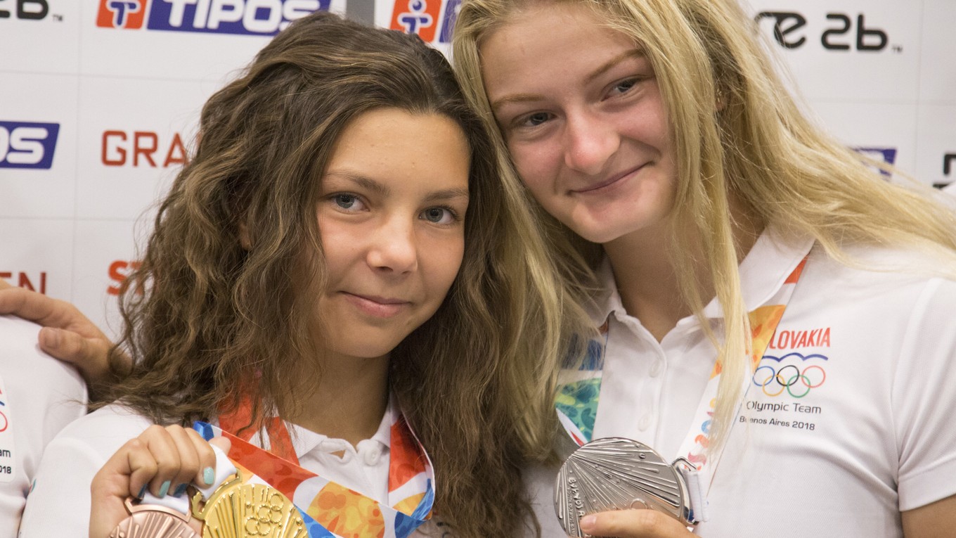 Slovenské medailistky z olympijských hier mládeže Emanuela Luknárová (vľavo) a Katarína Pecsuková.