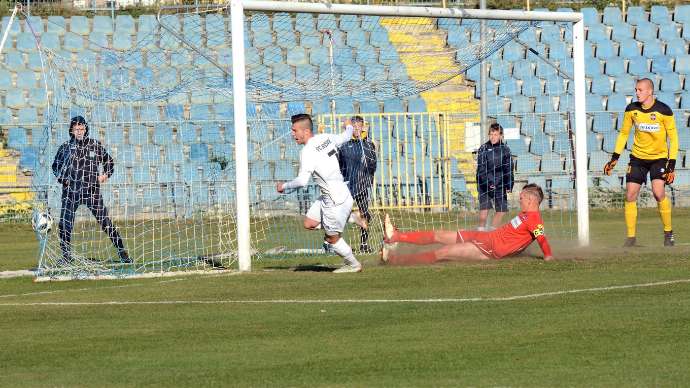 Filip Kis (v bielom) strieľa druhý košický gól, ktorý bol napokon víťaznou trefou.