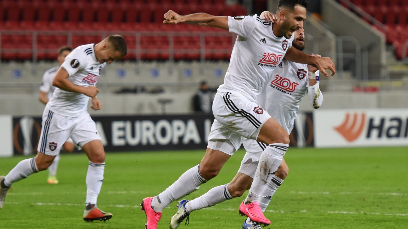 Futbalisti Trnavy sa radujú po góle na 1:0 v zápase proti Dinamu Záhreb.
