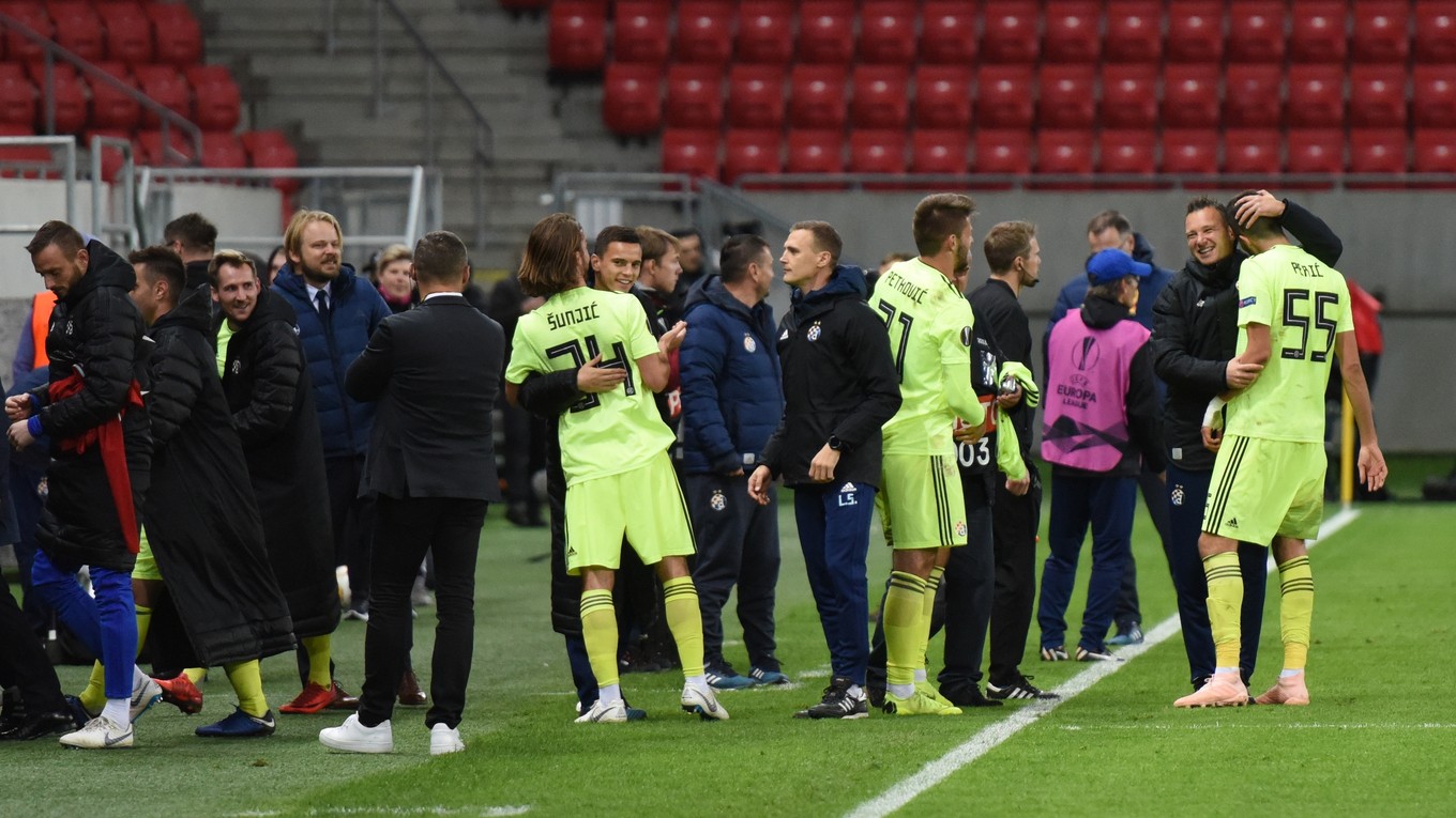 Futbalisti Dinama Záhreb sa radujú z víťazstva.