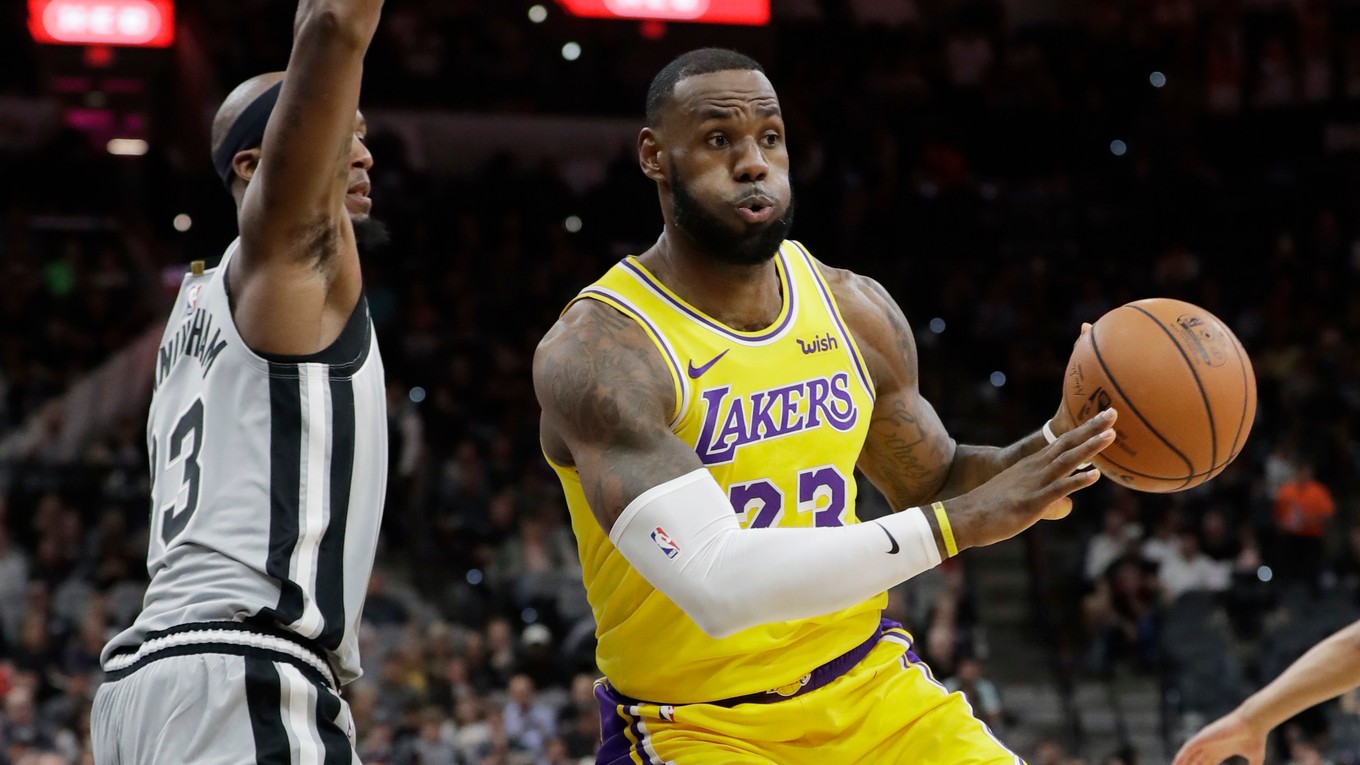 LeBron James (23) v zápase proti San Antonio Spurs. 