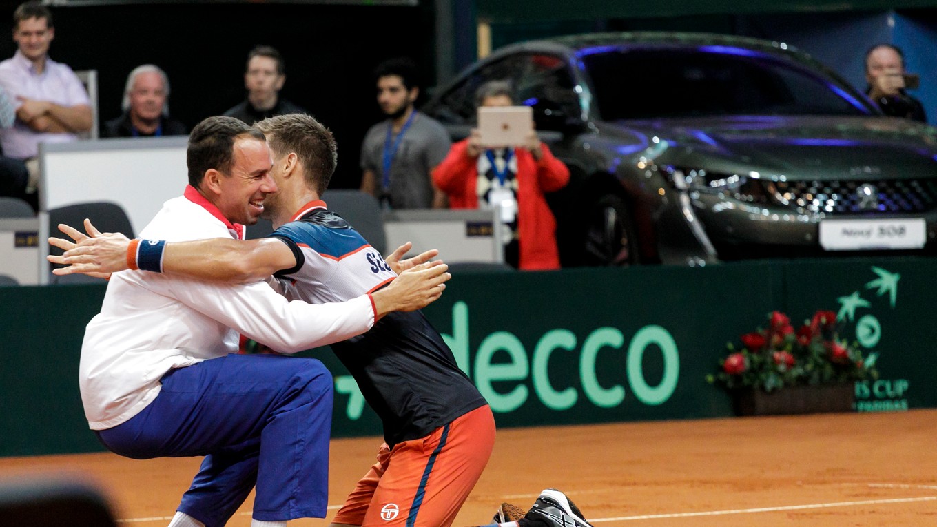 Na snímke sprava radosť slovenského tenistu Martina Kližana a nehrajúceho kapitána Dominika Hrbatého po výhre nad Bielorusom Jegorom Gerasimovom.