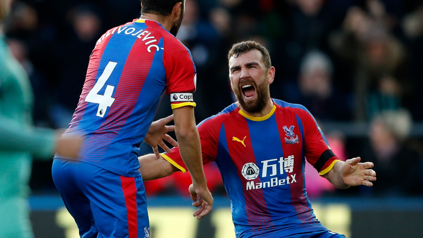 Hráči Crystal Palace Luka Milivojevič (vľavo) a James McArthur oslavujú gól do siete Arsenalu Londýn.