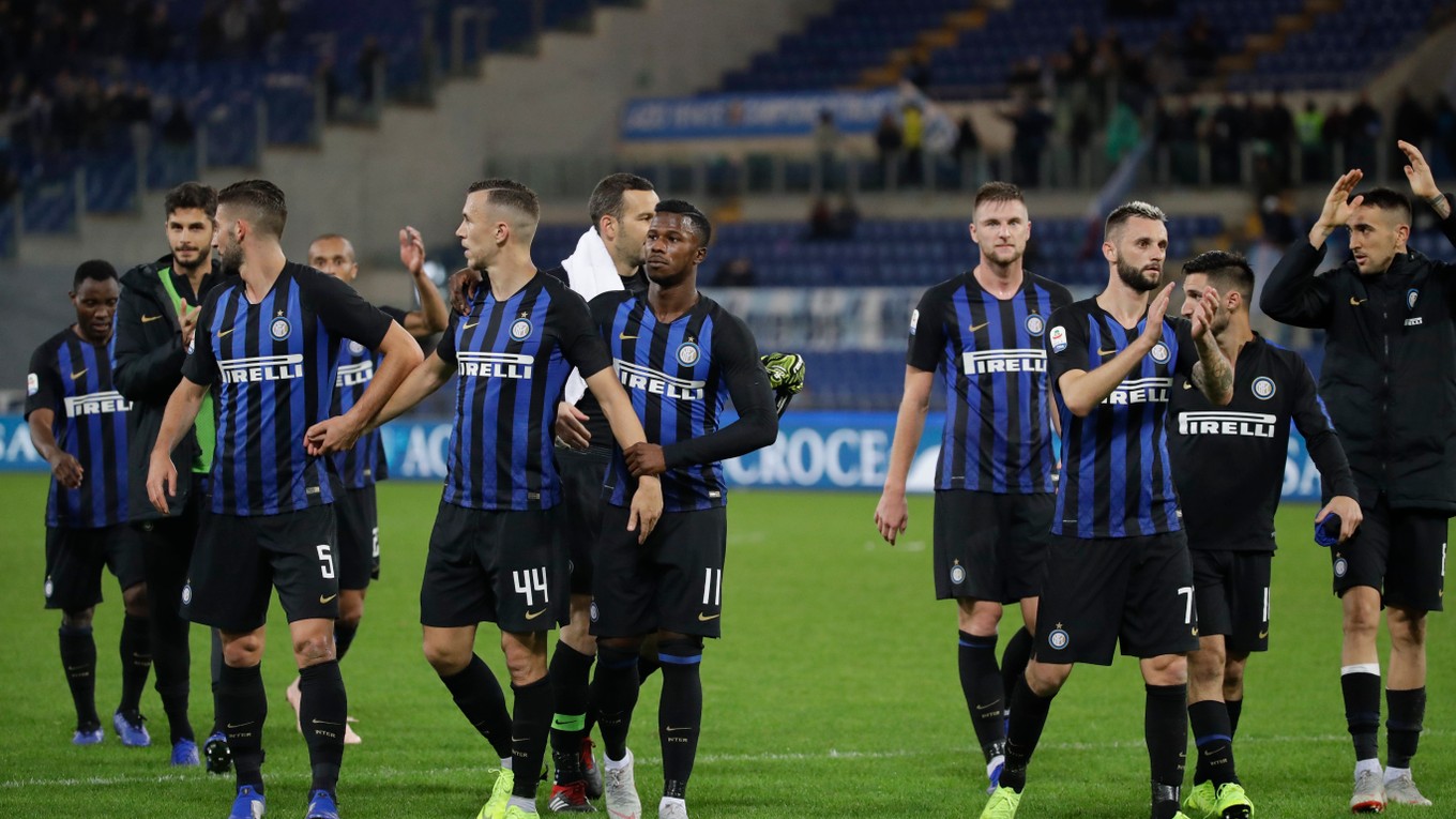 Futbalisti Interu Miláno sa radujú z víťazstva.