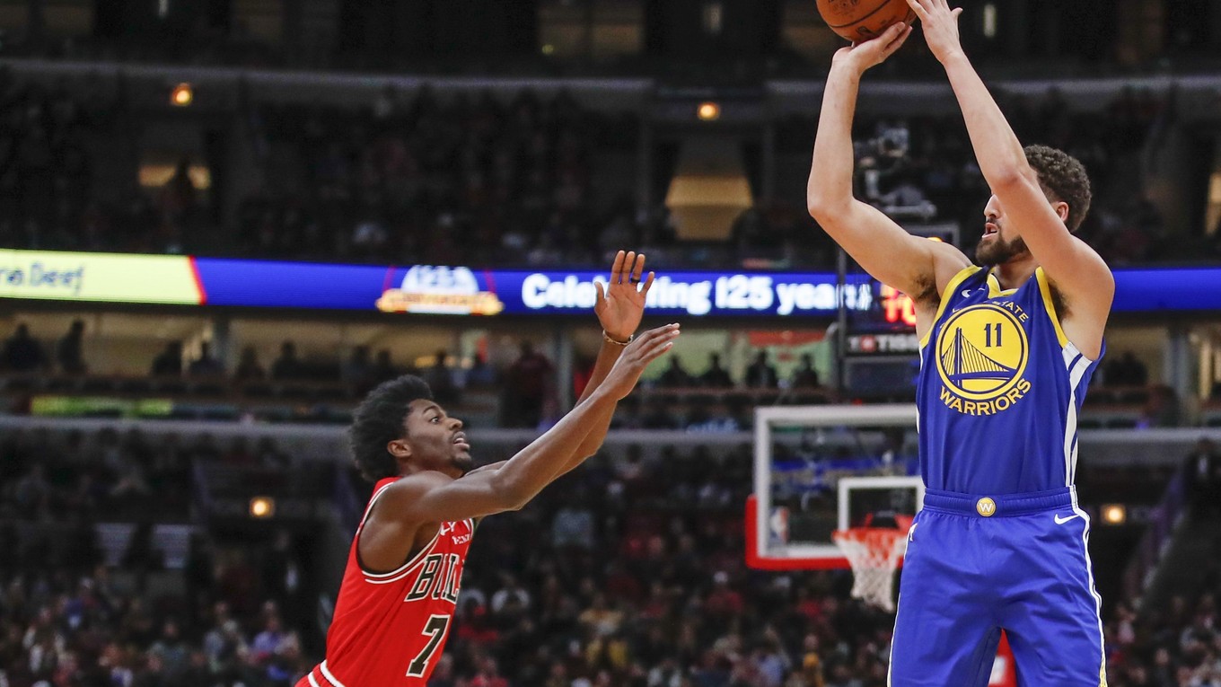 Klay Thompson v náprahu spoza trojkového oblúka.