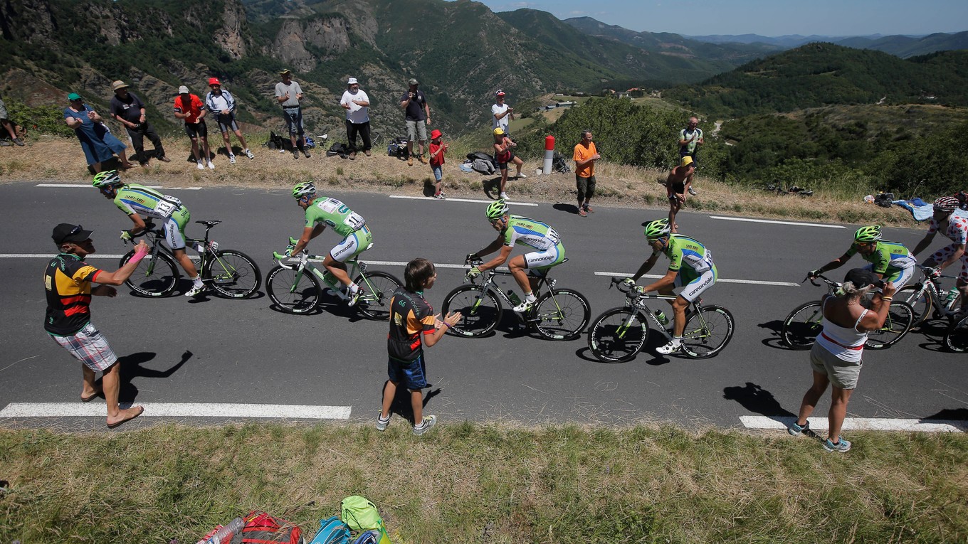 Taliansky cyklista Alessandro de Marchi, Slovák Peter Sagan, Poliak Maciej Bodnar, Talian Alan Marangoni a Slovinec Kristijan Koren z tímu Cannondale pedálujú popri Croix de Mounis počas 7. etapy prestížnych cyklistických pretekov Tour de France na trati z Montpelliera do Albi, dlhej 205,5 km 5. júla 2013.