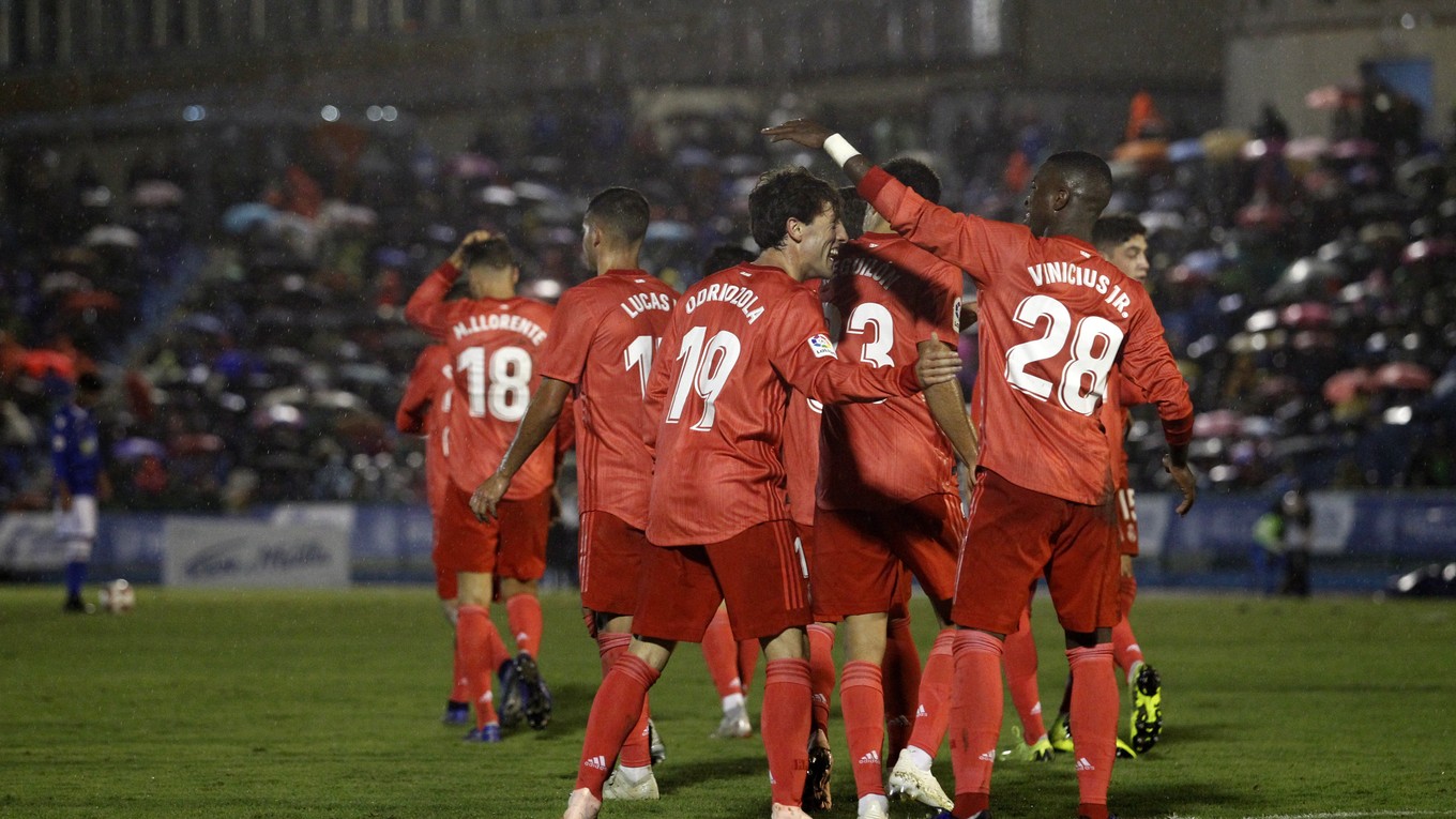 Futbalisti Realu Madrid sa radujú po jednom z gólov.