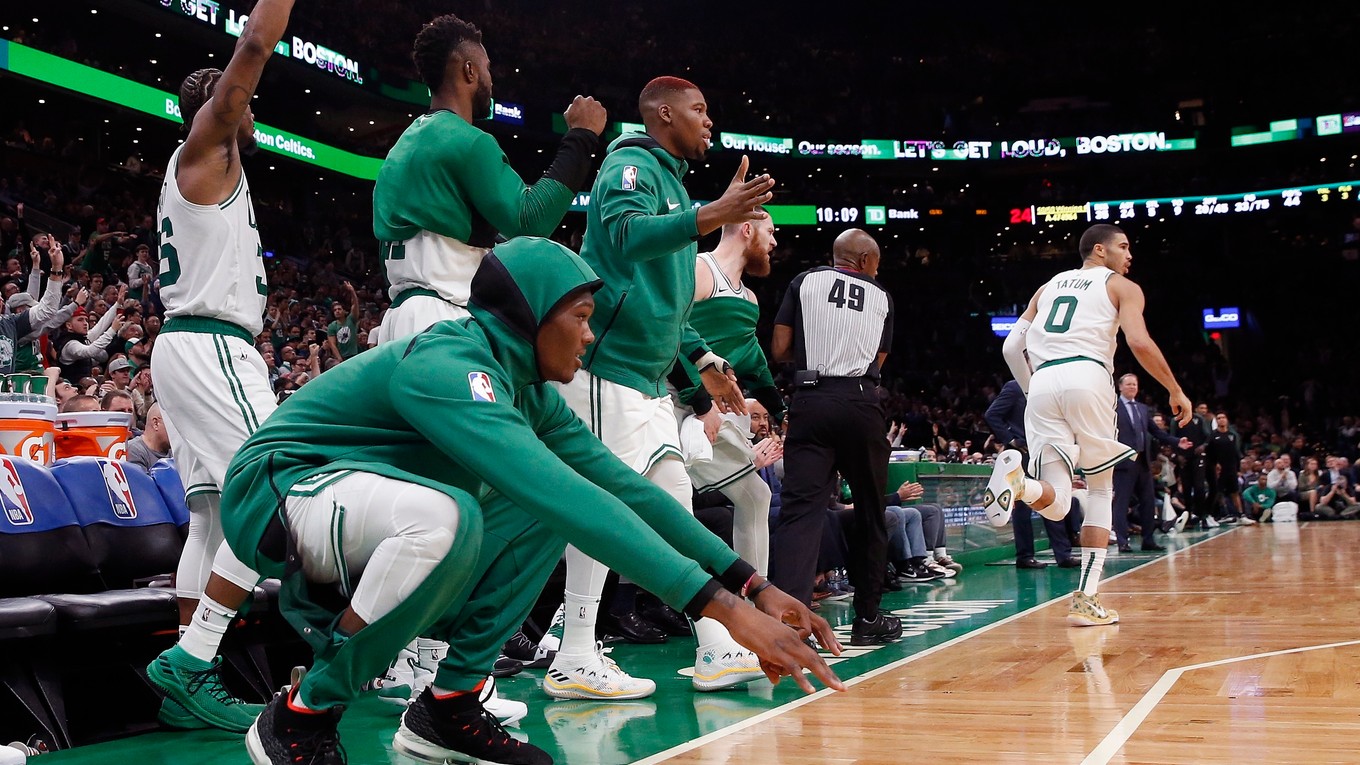 Hráči Bostonu sa radujú po jednom z premenených hodov.