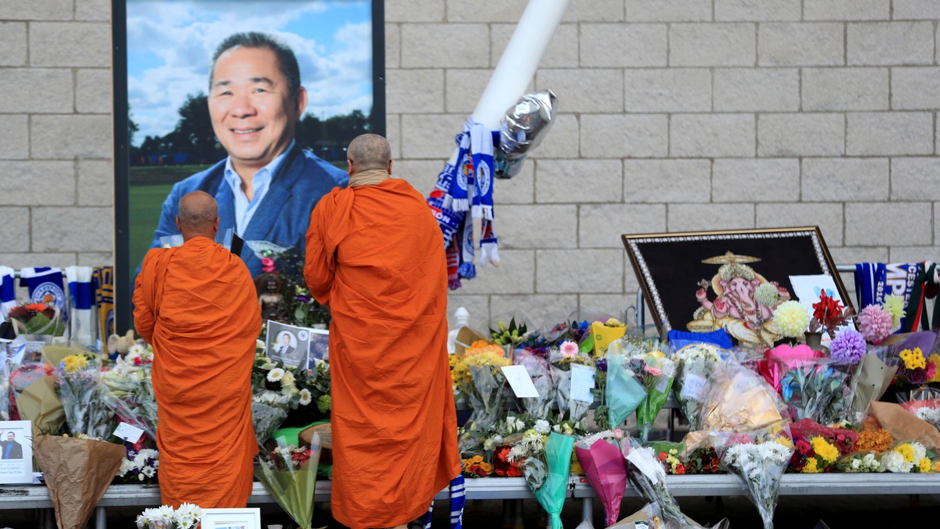 Budhistický mnísi vzdávajú hold zosnulému majiteľovi klubu Leicester City. 