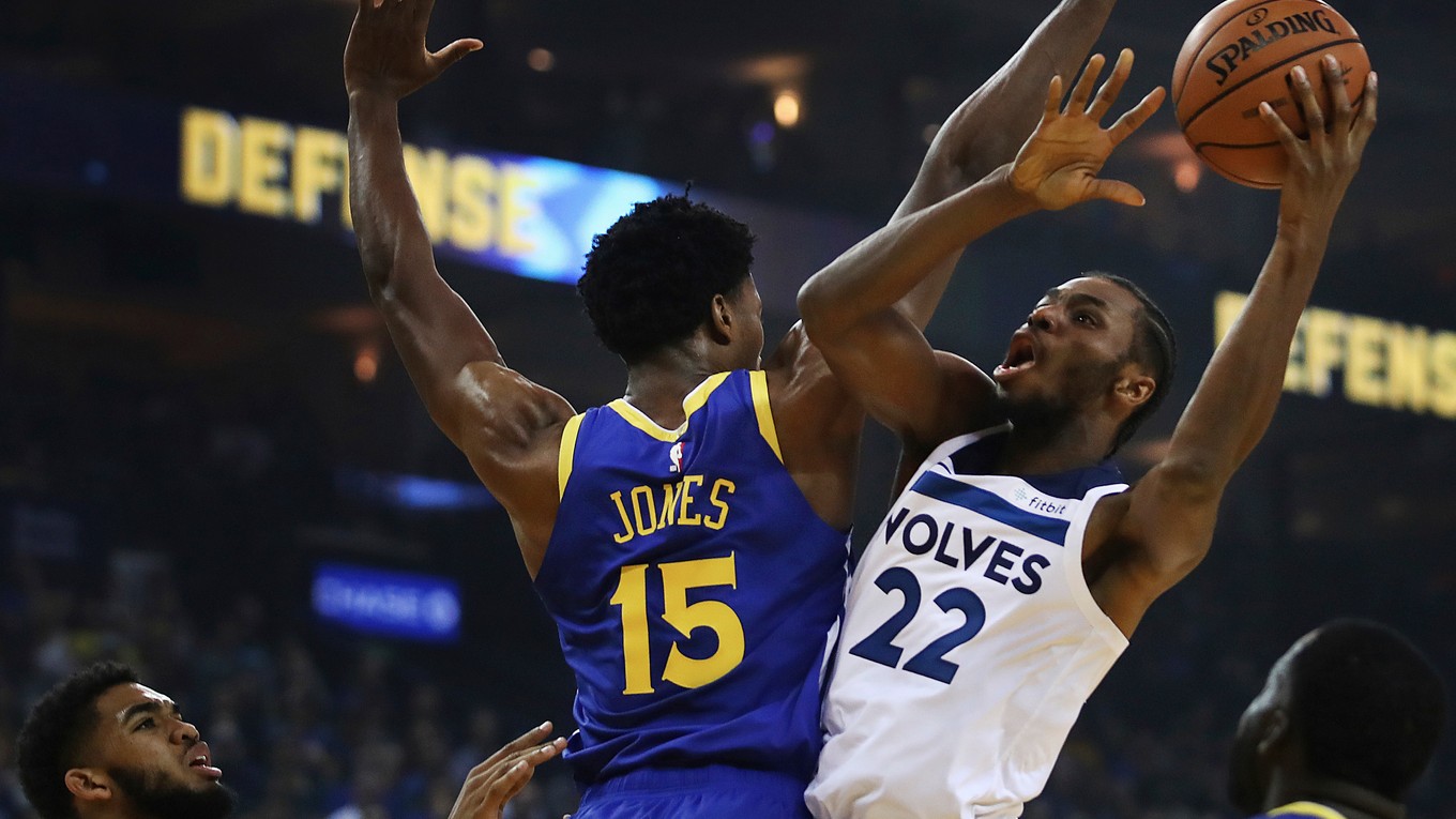 Na momentke zo zápasu Golden State - Minnesota sa Andrew Wiggins (vpravo) pokúša presadiť cez domáceho Damiana Jonesa.