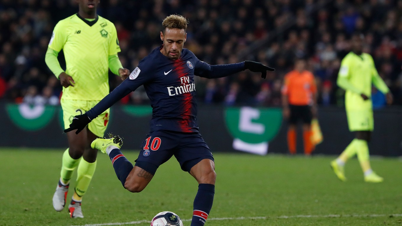 Neymar strieľa gól do siete Lille.