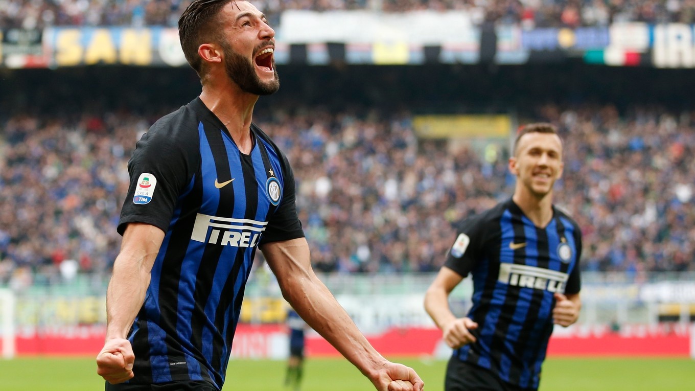 Matteo Politano oslavuje jeden z gólov Interu Miláno.