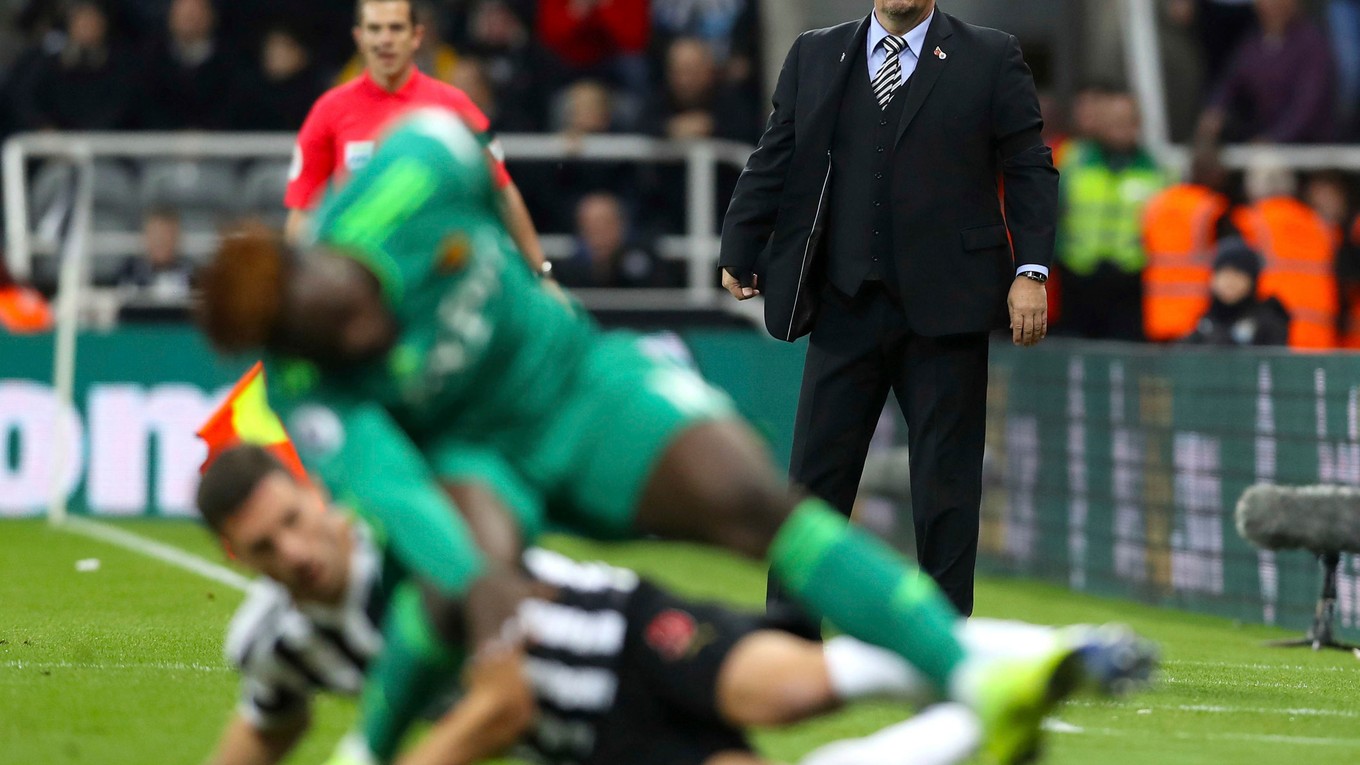 Tréner Newcastlu Rafael Benítez sleduje výkon svojich zverencov.