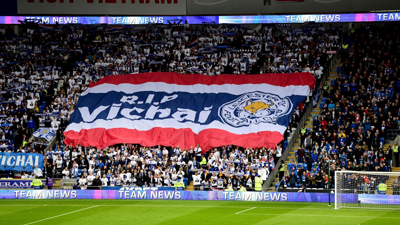 Aj fanúšikovia Leicesteru si uctili pamiatku zosnulého šéfa klubu.