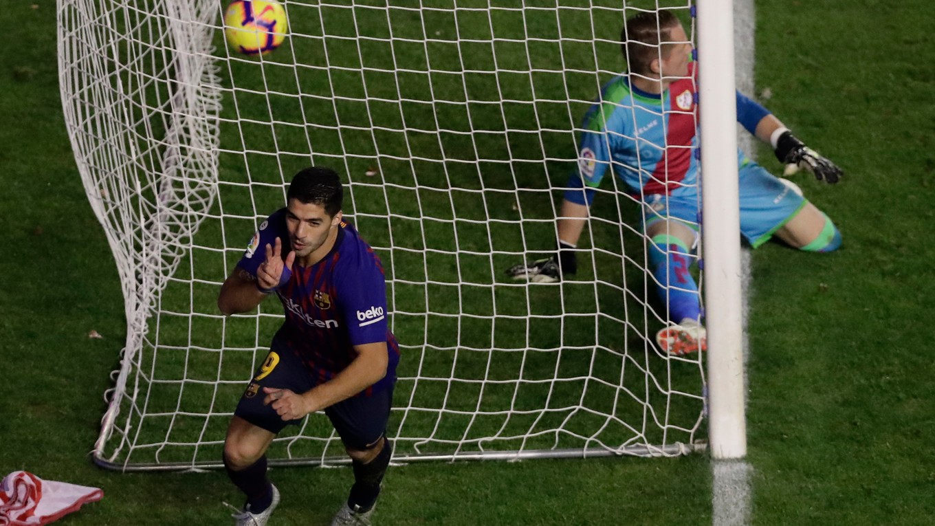 Luis Suárez oslavuje gól do siete Raya Vallecano.