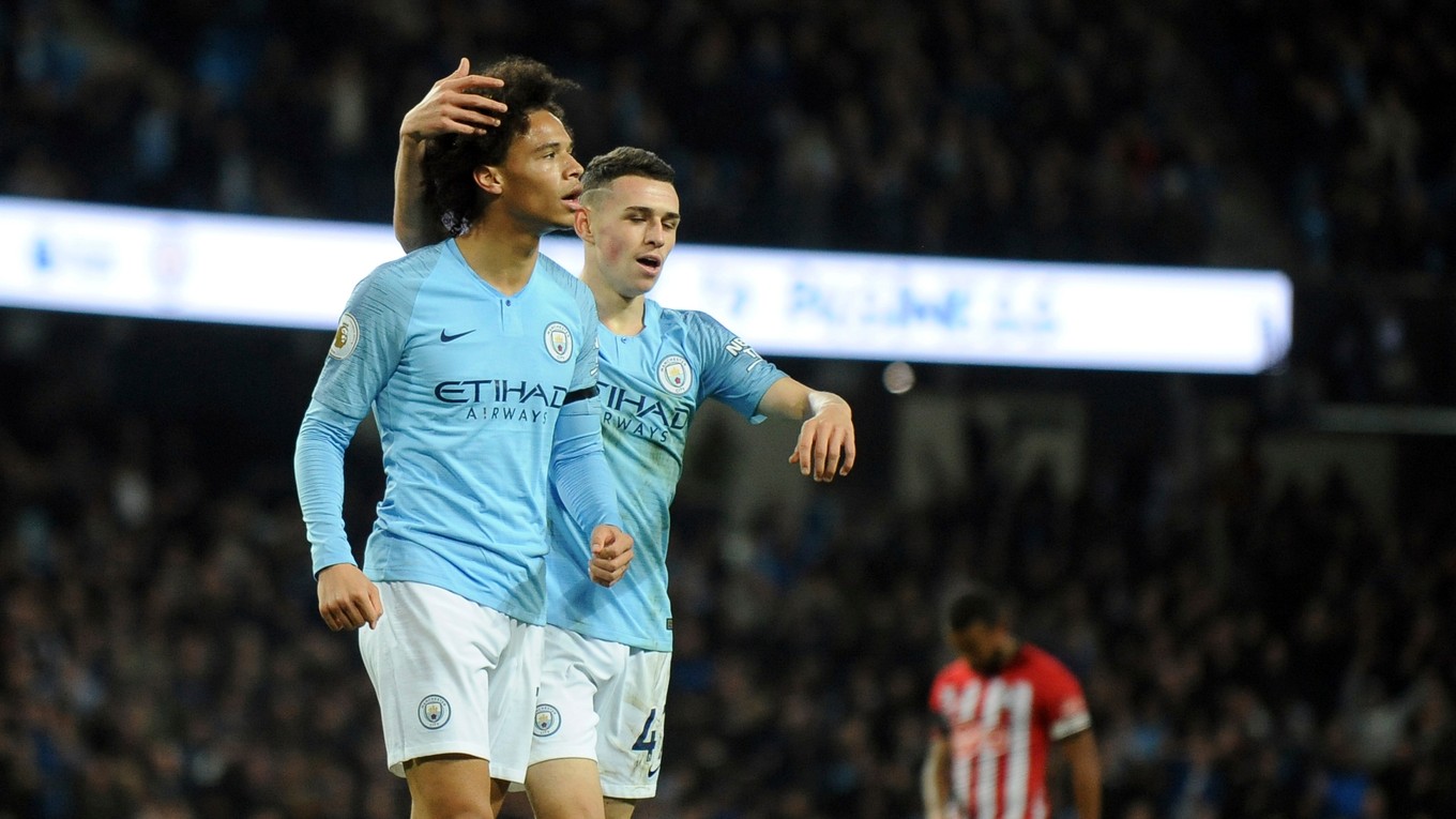 Leroy Sané (vľavo) z Manchesteru City sa teší zo svojho gólu so spoluhráčom Philom Fodenom.