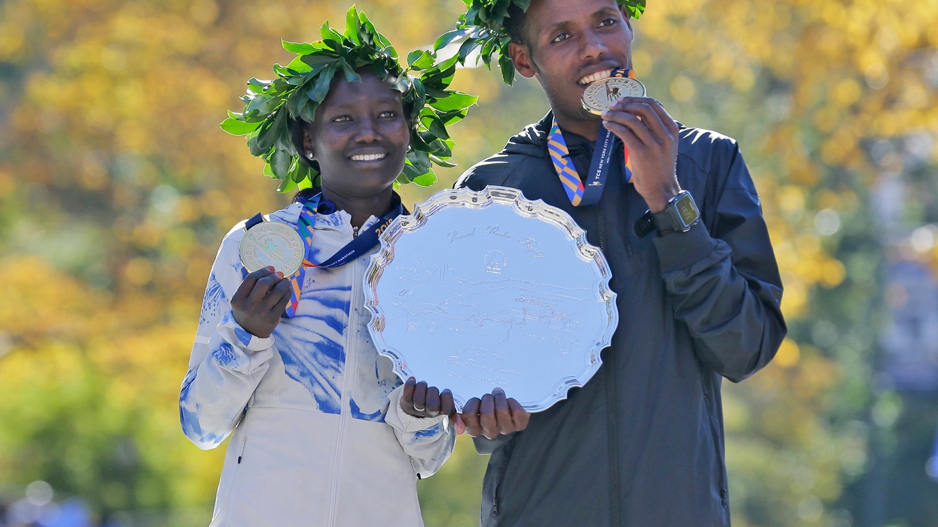 Víťazi Newyorského maratónu - Mary Keitanyová a Lelisa Desisa.