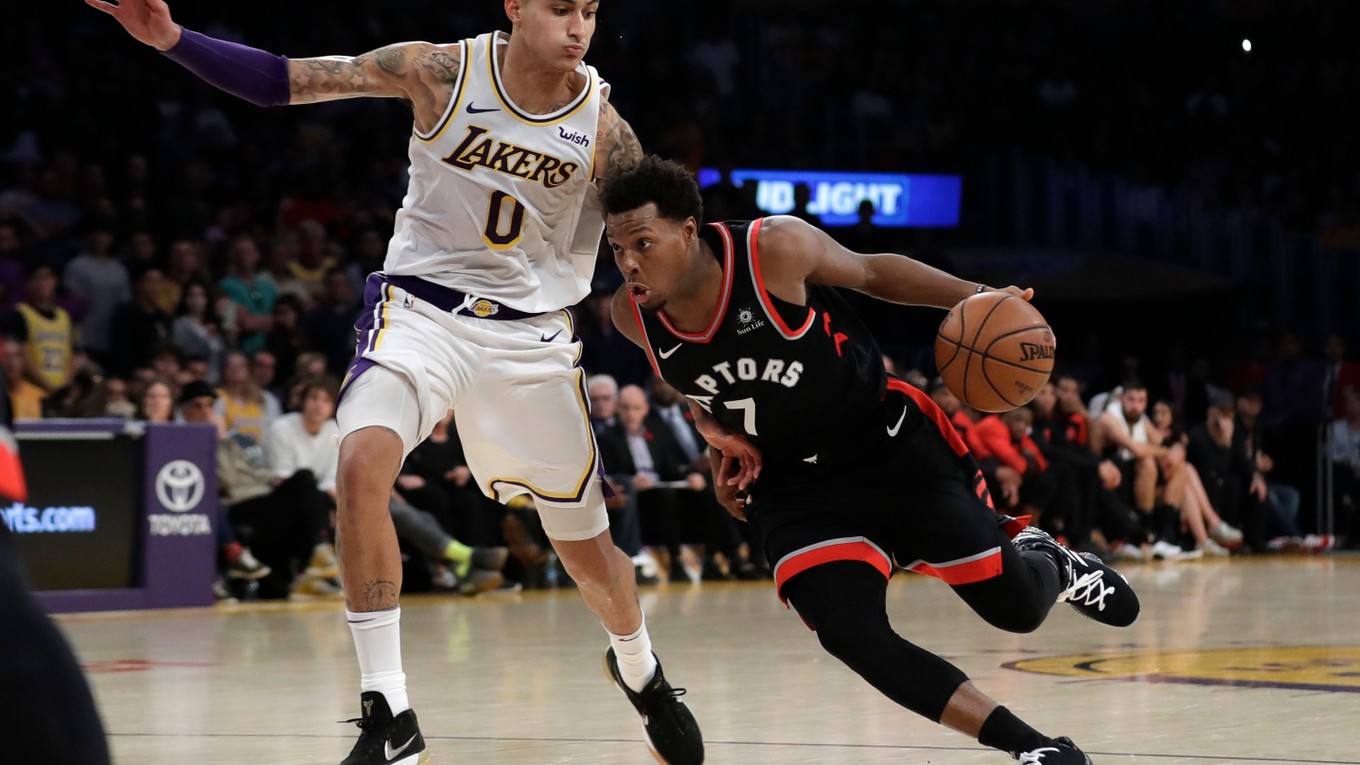Kyle Lowry (vpravo) z Toronta Raptors sa snaží zakončiť cez Kylea Kuzma z LA Lakers.