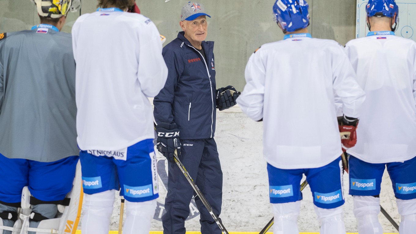 Reprezentačný tréner Craig Ramsay počas tréningu na zraze slovenskej hokejovej reprezentácie pred Nemeckým pohárom.