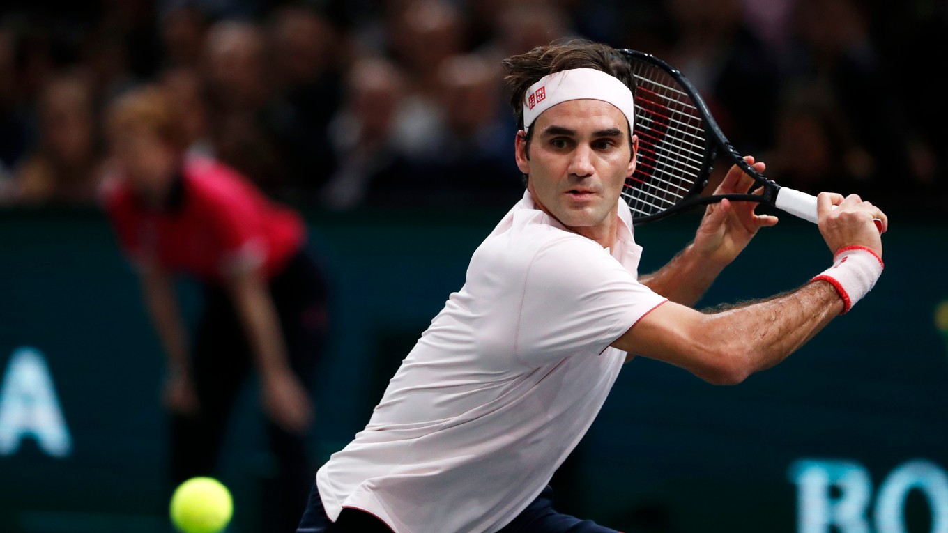 Roger Federer v zápase proti Novakovi Djokovičovi na turnaji Masters v Paríži.