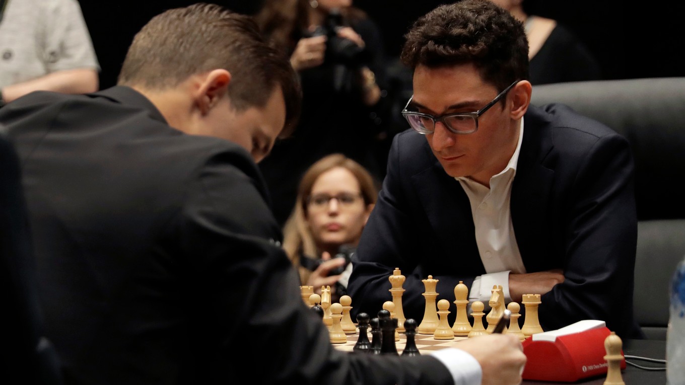 achový svetový šampión, nórsky obhajca Magnus Carlsen (vľavo) a jeho vyzývateľ Američan Fabiano Caruana.