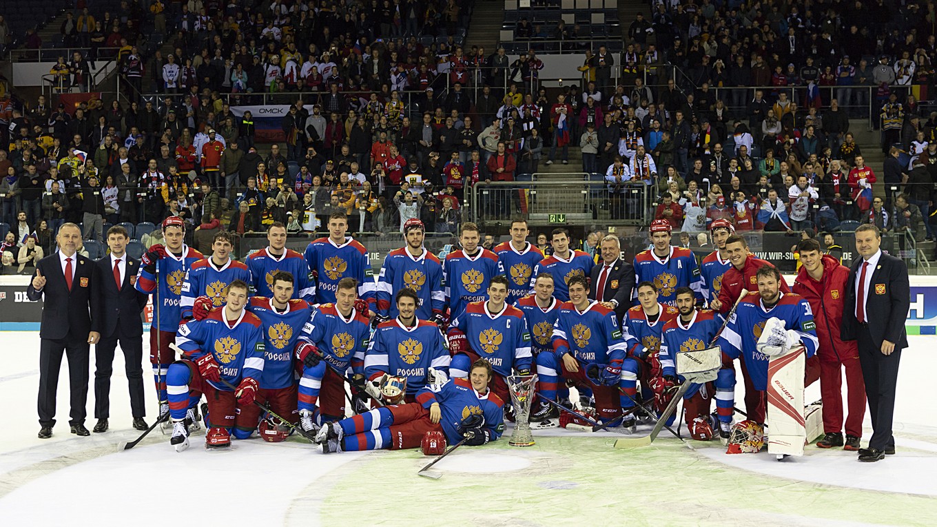 Ruskí hokejisti sa radujú z celkového prvenstva na turnaji Nemecký pohár 2018.
