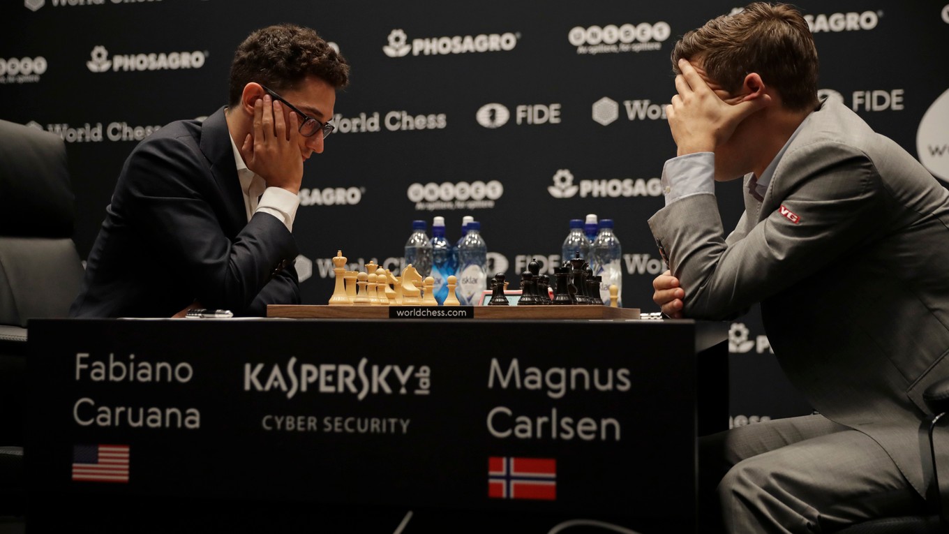 Fabiano Caruana (vľavo) v treťom zápase o titul majstra sveta proti Magnusovi Carlsenovi.