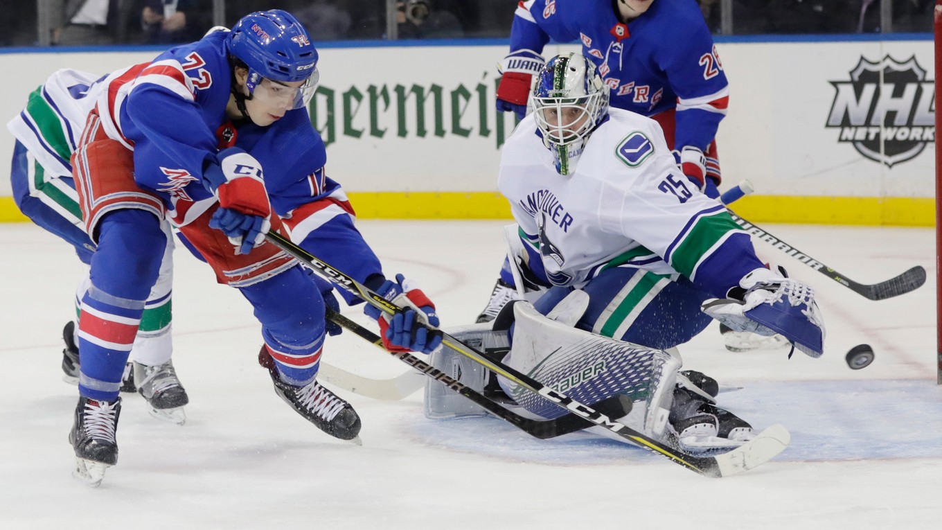 Momentka zo zápasu New York Rangers - Vancouver.