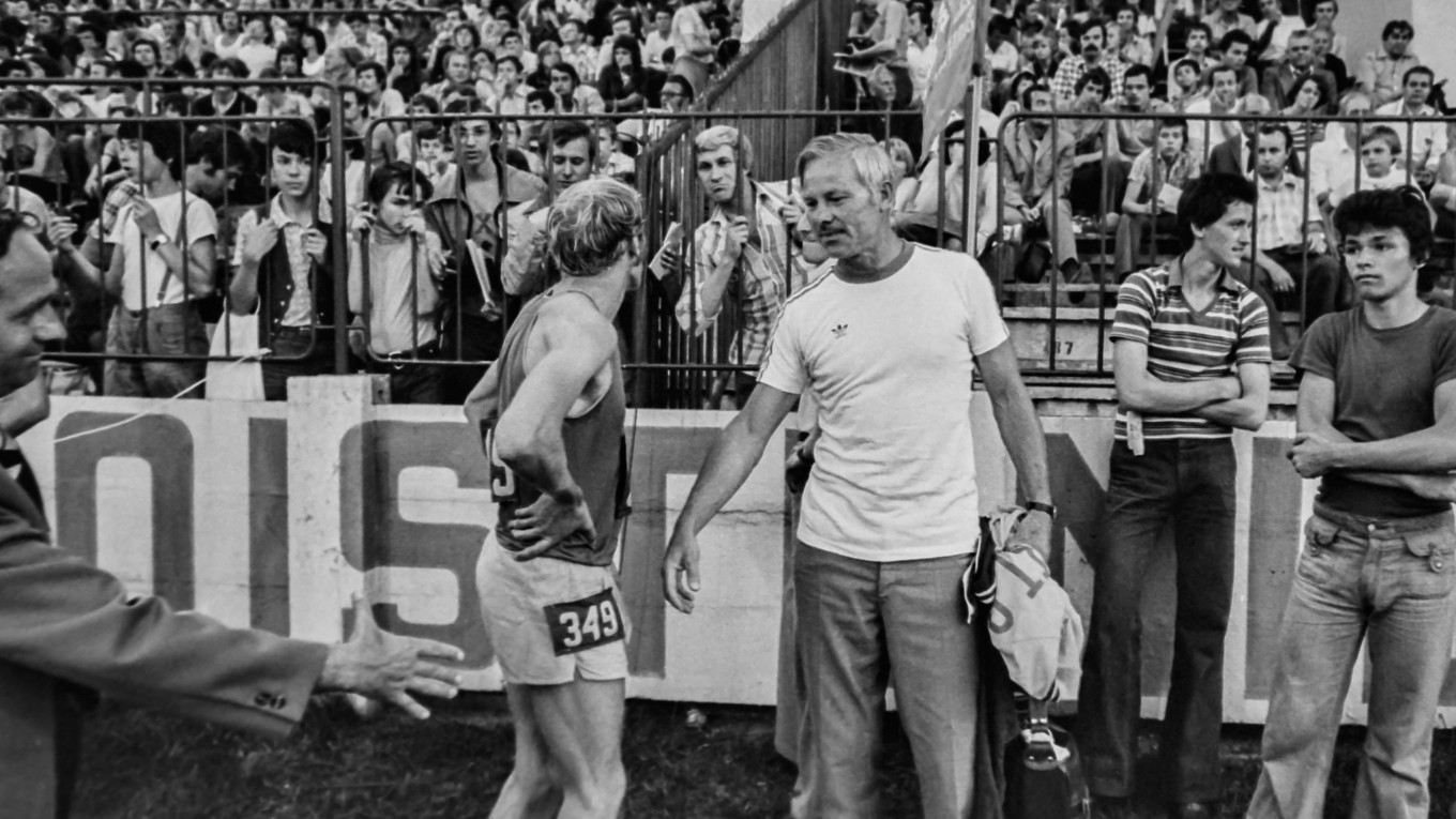 Jozef Plachý po senzačnom čs. rekorde na 1500 m na mítingu PTS 1977 v spoločnosti nadšených divákov na bratislavských Pasienkoch a trénera Jana Lišku.
