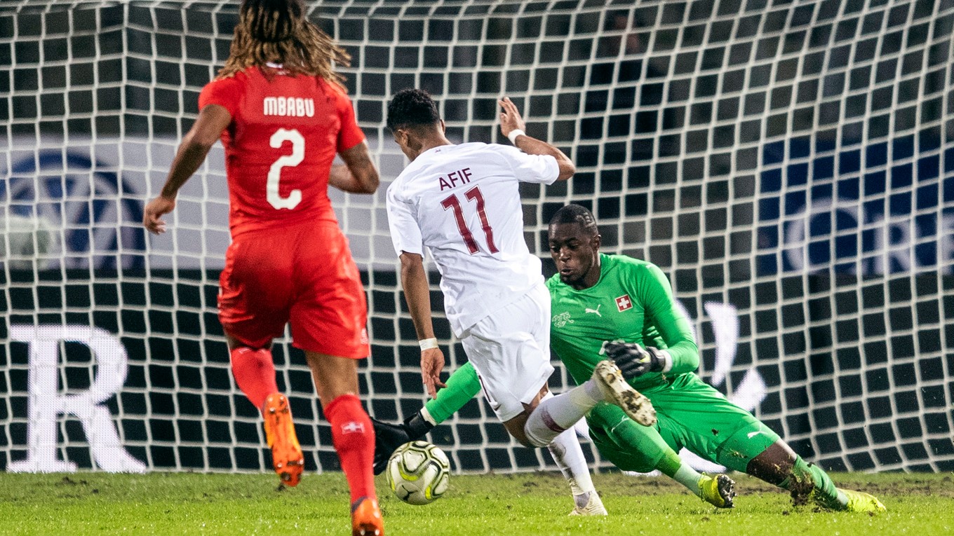 Akram Afif (v strede) strieľa viťazný gól proti Švajčiarsku.