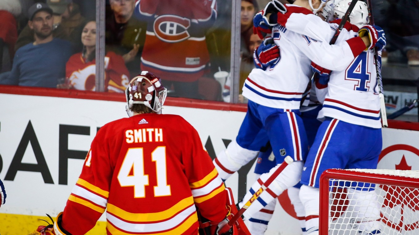 Hráči Montreal Canadiens sa tešia z gólu do bránky Calgary Flames.
