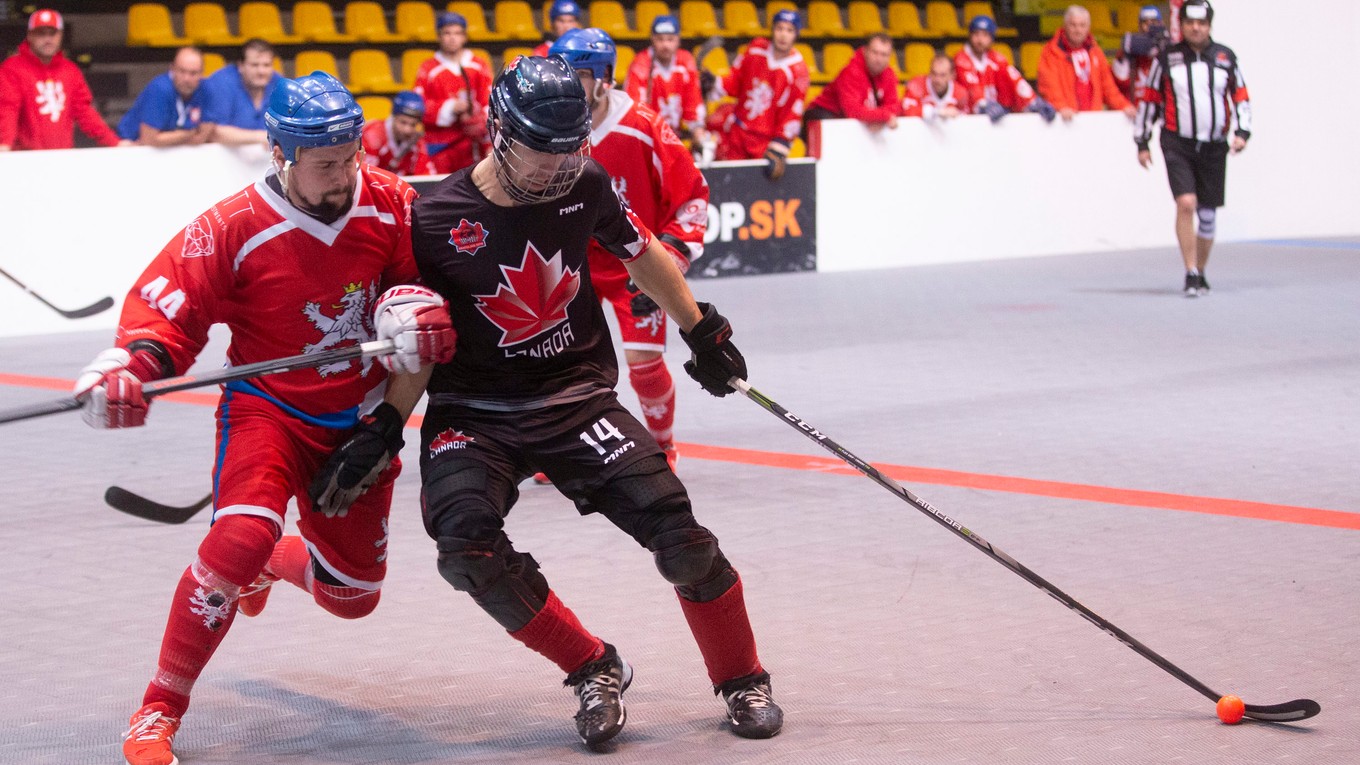 	
Zľava: Lumír Rosůlek z Česka a Marc André Trudeau z Kanady počas mužského finálového zápasu v hokejbale, majstrovstiev sveta 3vs3 organizácie WBHF (World Ball Hockey Federation) medzi Kanada - Česko. Bratislava, 16. november 2018.