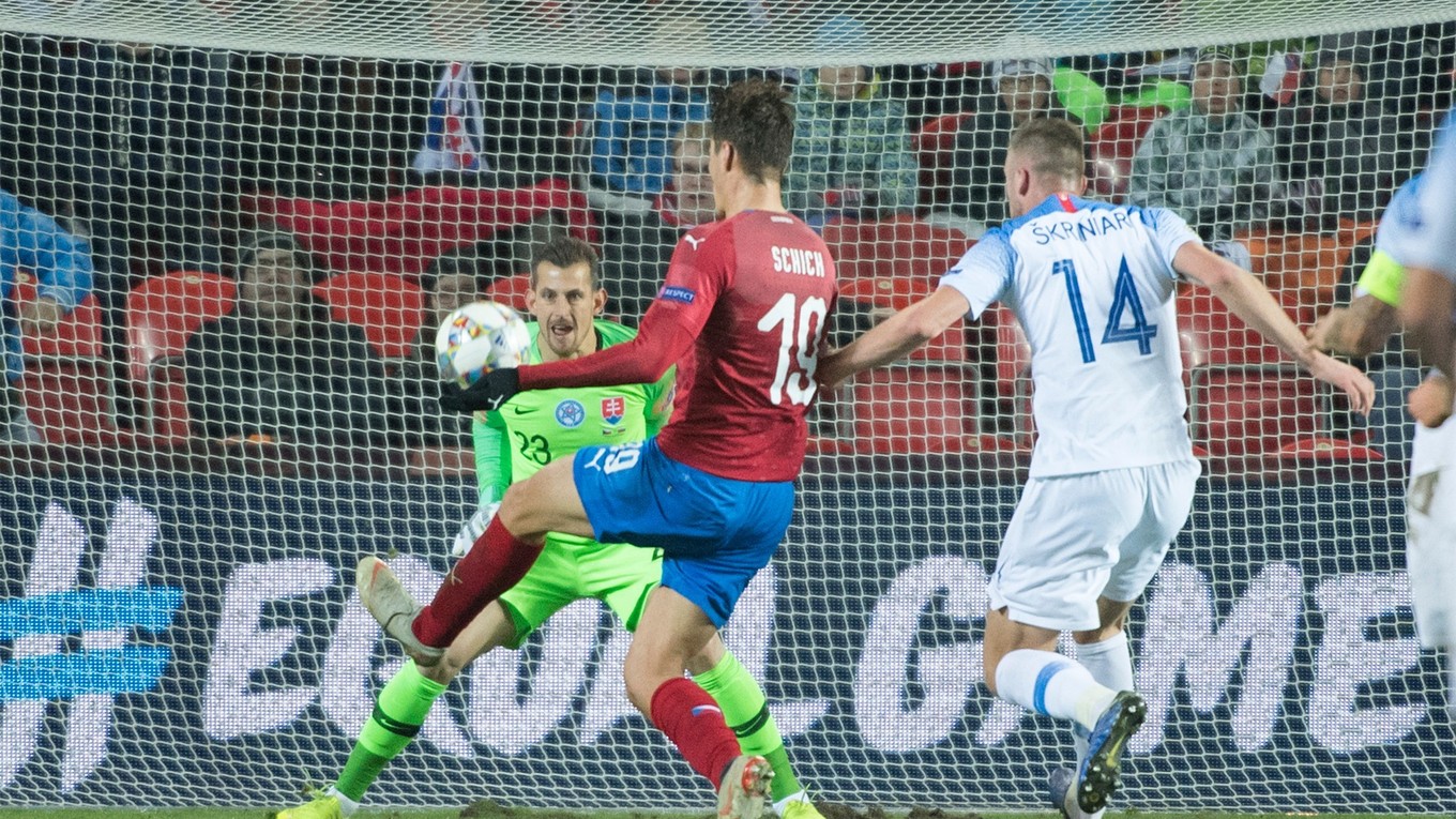 Patrik Schick (v červenom) dáva gól Slovensku.