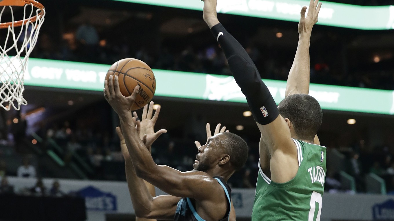Kemba Walker zakončuje do koša Bostonu.