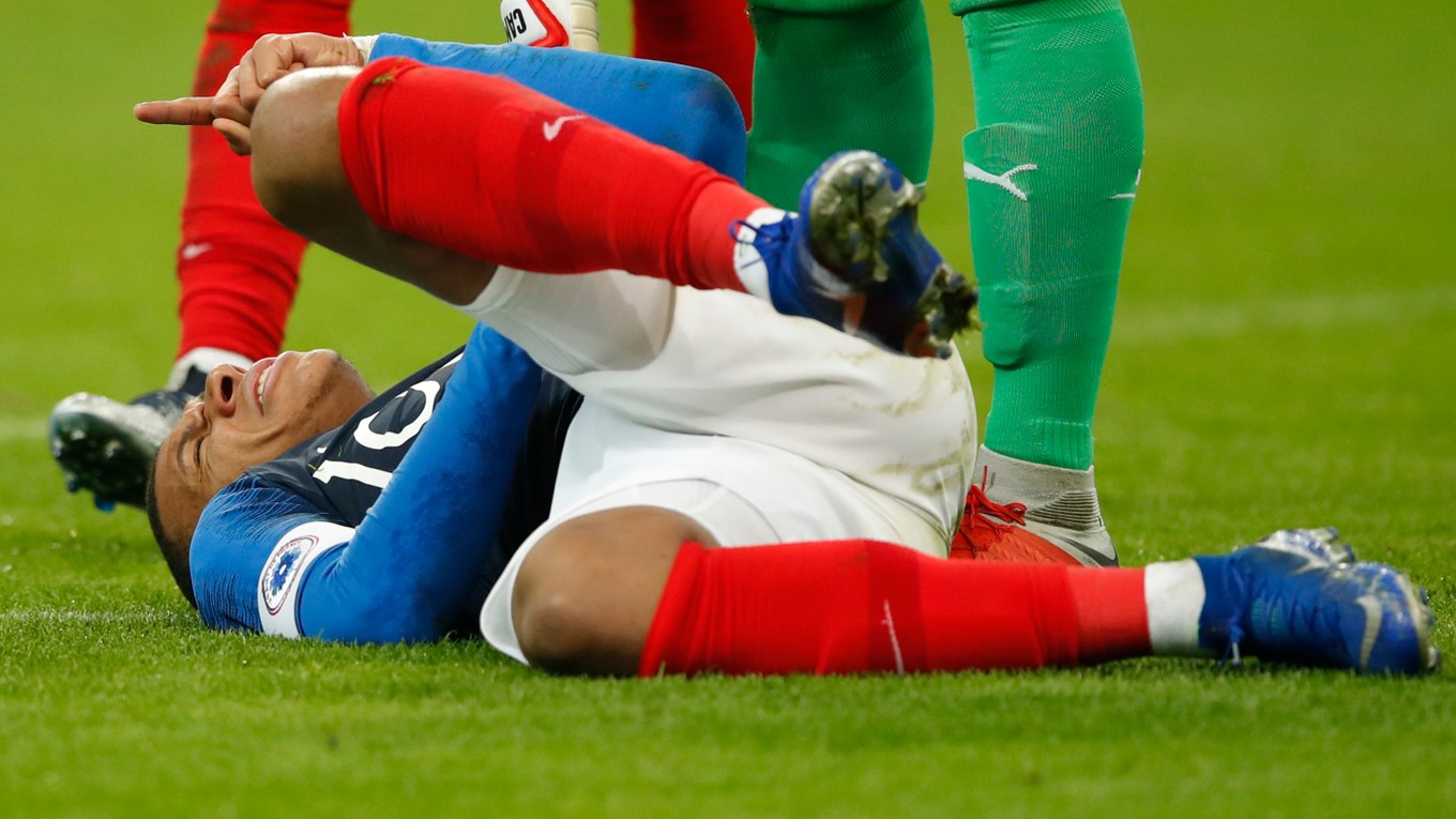 Kylian Mbappe sa v zápase proti Uruguaju zranil.