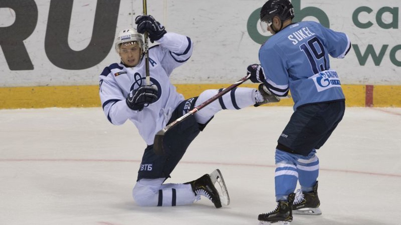 Matúš Sukeľ zakročuje proti Vadimovovi Šipačovovi z Dinama Moskva.