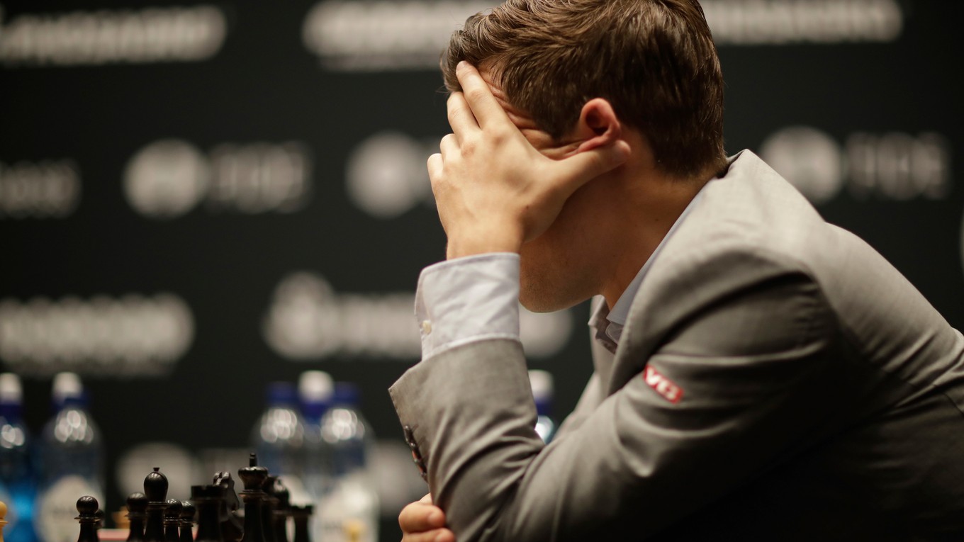 Šachový svetový šampión, nórsky obhajca Magnus Carlsen v súboji so svojím vyzývateľom Američanom Fabianom Caruanom.