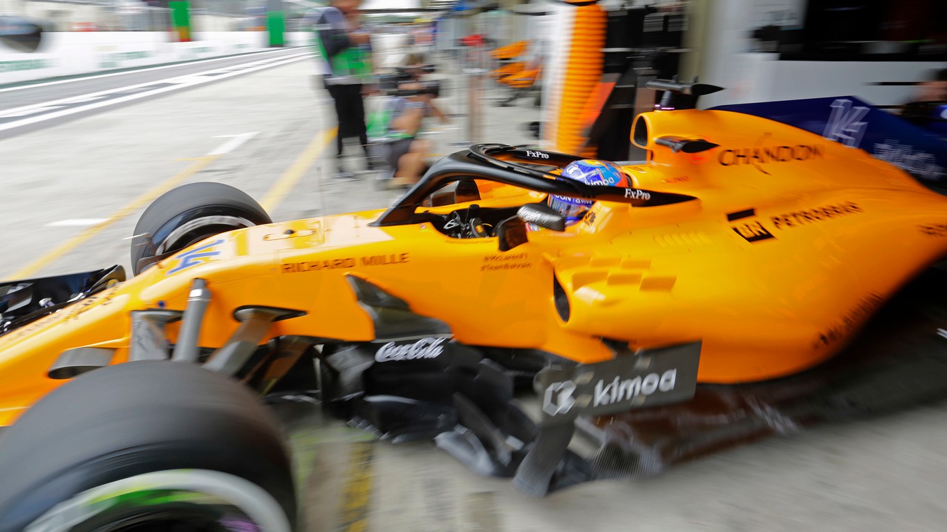 Španiel Fernando Alonso (McLaren) vychádza z boxov počas druhého voľného tréningu na okruhu Interlagos v Sao Paule pred Veľkou cenou Brazílie 9. novembra 2018.