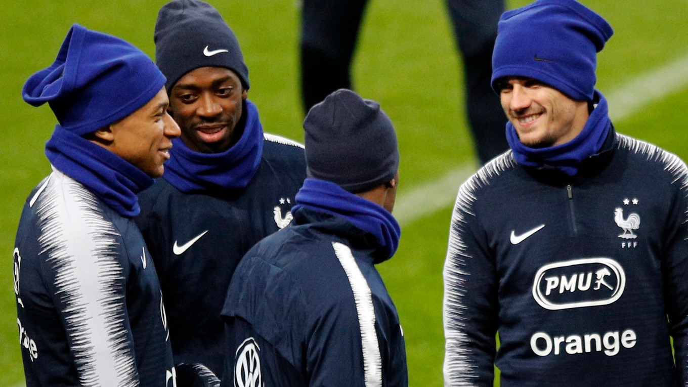 Ousmane Dembélé (druhý zľava) to má v Barcelone komplikované.