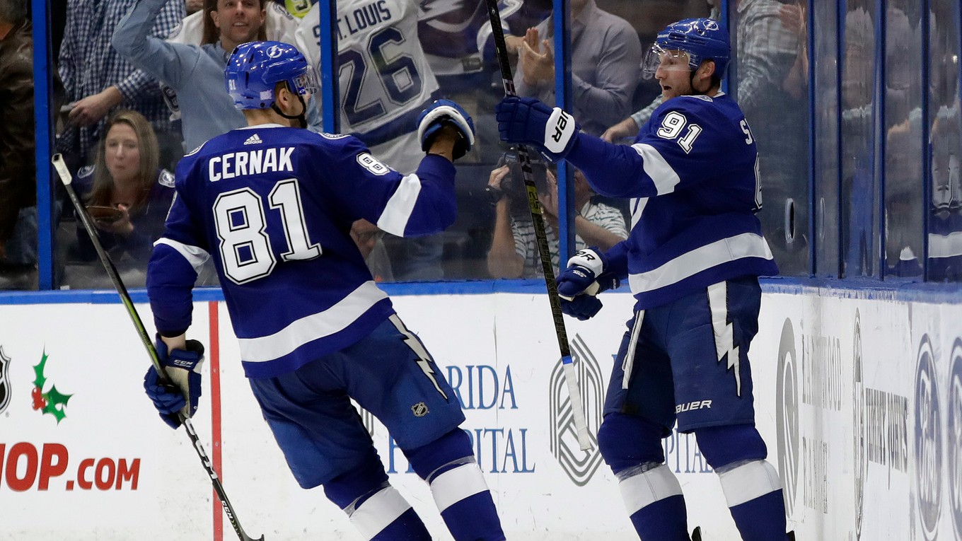 Center Steven Stamkos (91) z Tampy Bay sa raduje z gólu so spoluhráčom Erikom Černákom počas zápasu zámorskej NHL proti Floride Panthers - ilustračná fotografia.