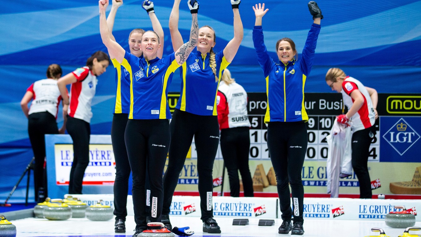 Reprezentantky Švédska oslavujú titul majsteriek Európy v curlingu.