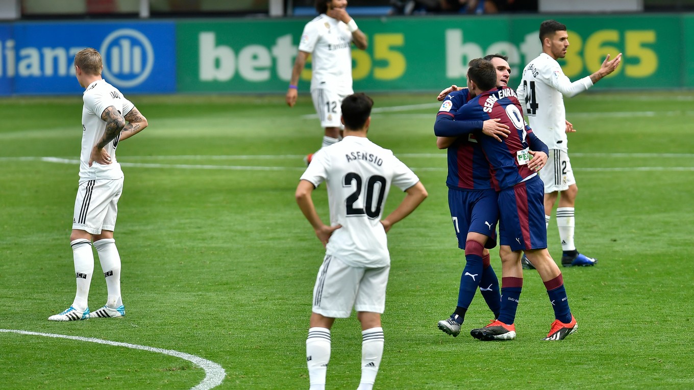 Hráči Eibaru oslavujú cenné víťazstvo nad Realom Madrid.